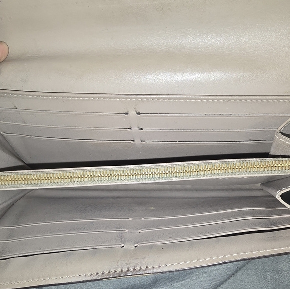 Authentic Louis Vuitton Light Yellow Vernis Monogram Long Snap Sarah Wallet - Picture 7 of 10